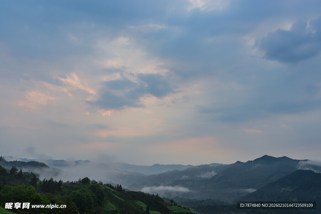 山间晨景 云雾缭绕之美