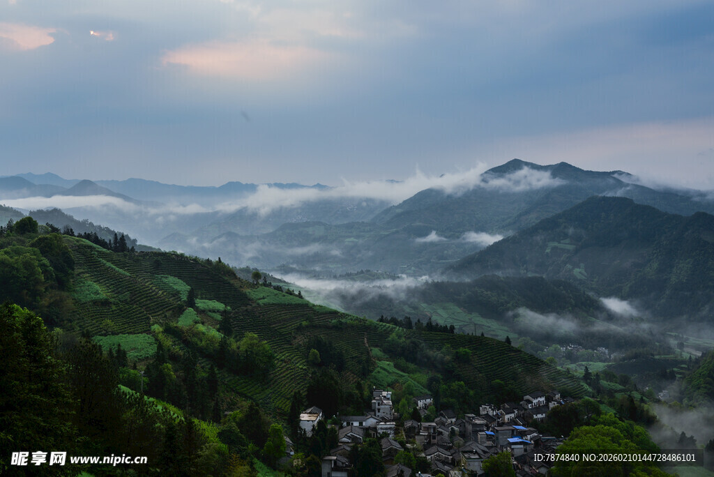 山间云雾缭绕的美丽景致