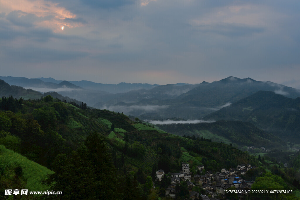 山间暮色中的宁静村落