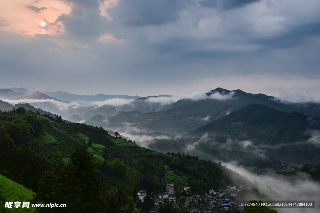 山间云雾缭绕的壮美景色