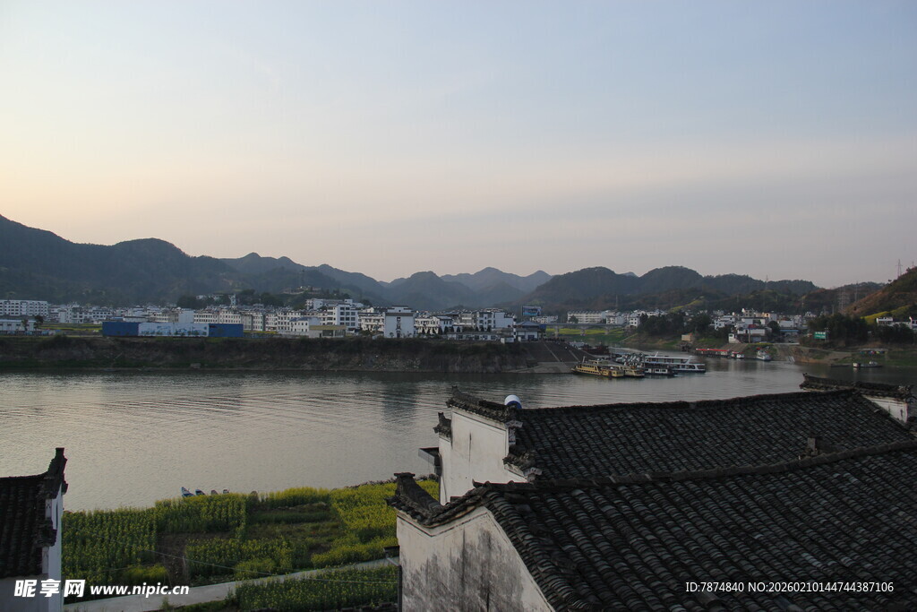 湖畔徽派建筑景致