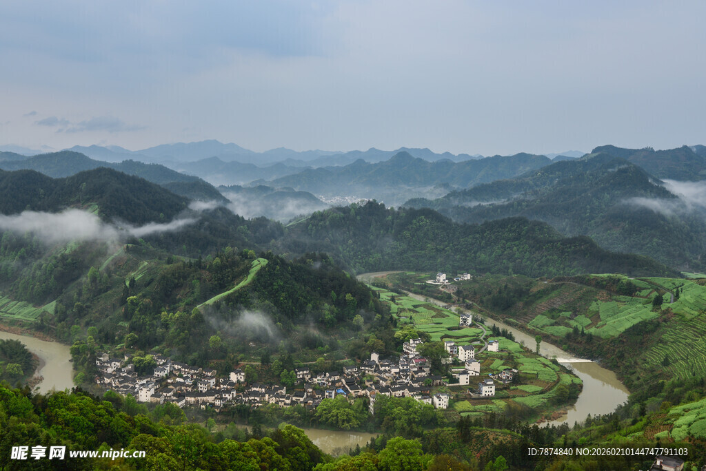 山间村落 云雾缭绕美景