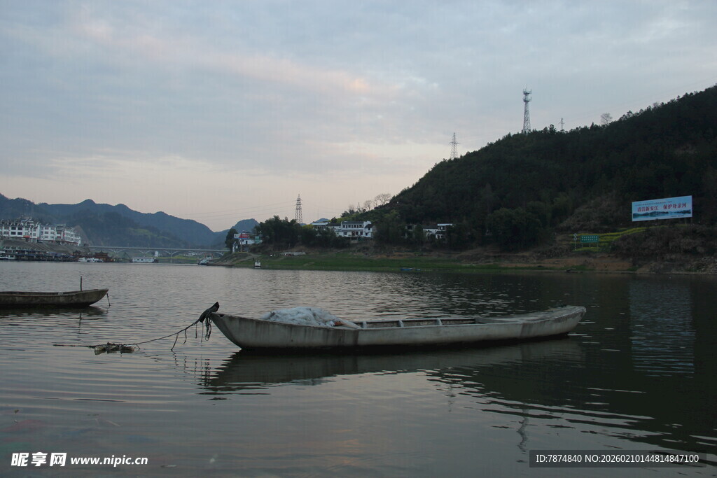 宁静湖面的停泊小船
