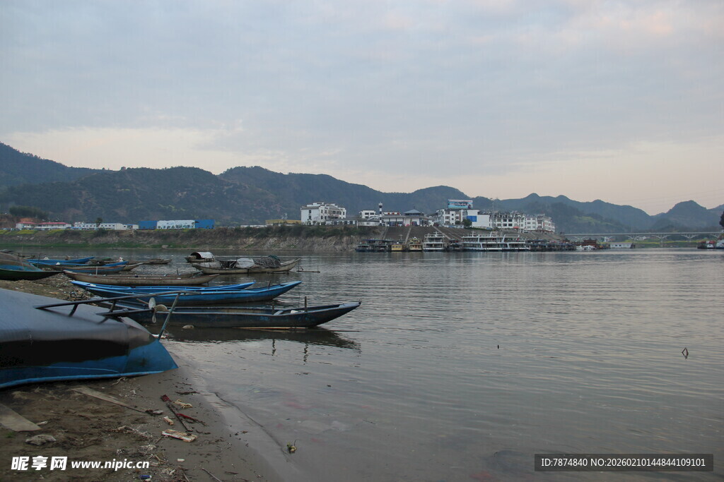 湖畔停泊的几艘小船