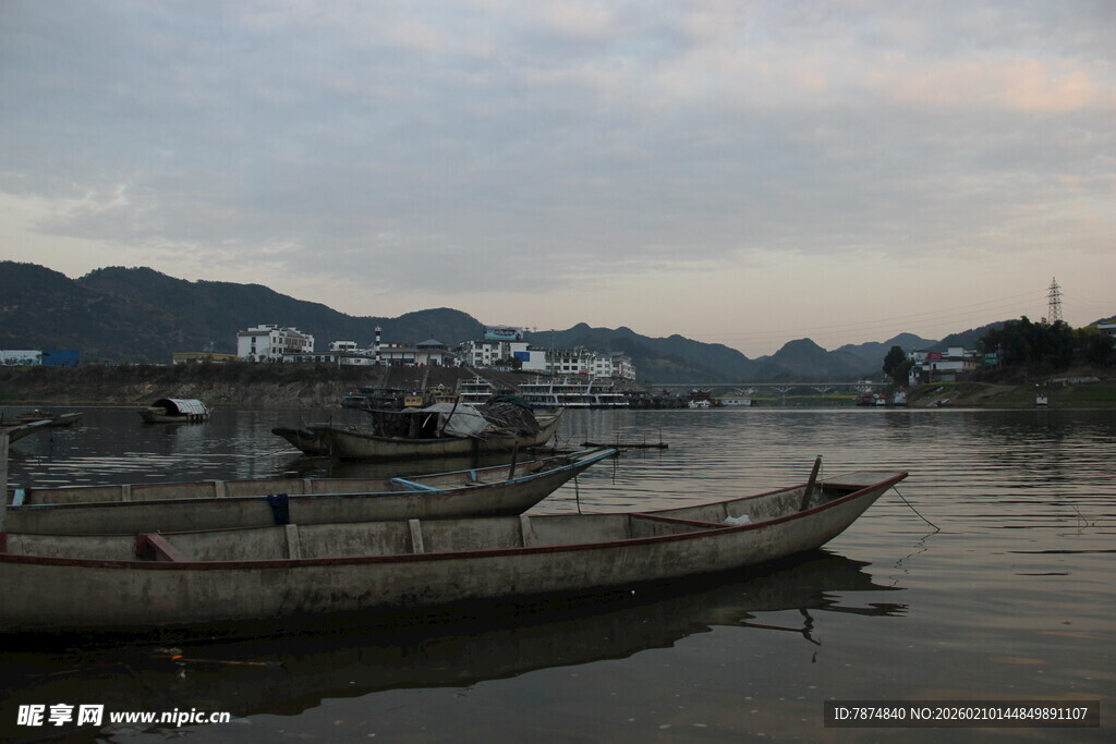 江畔停泊的几艘古朴小船