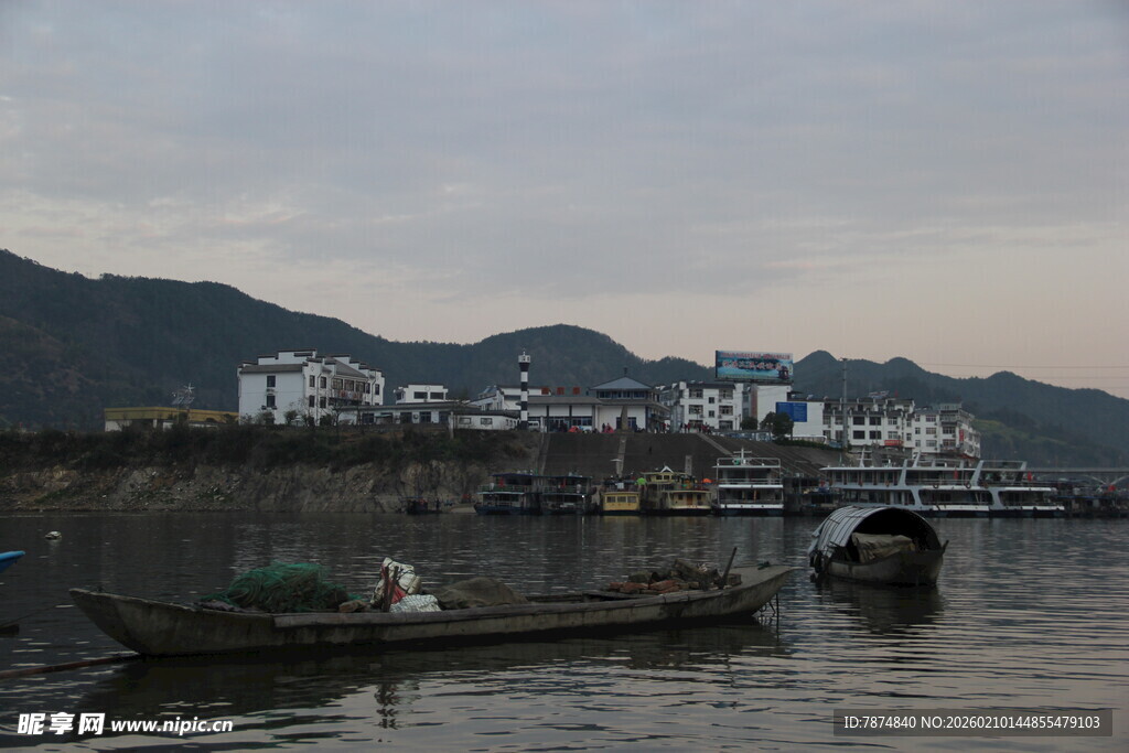 江边暮色中的船只与建筑