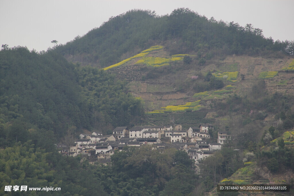 山村春色 青山环抱的村落