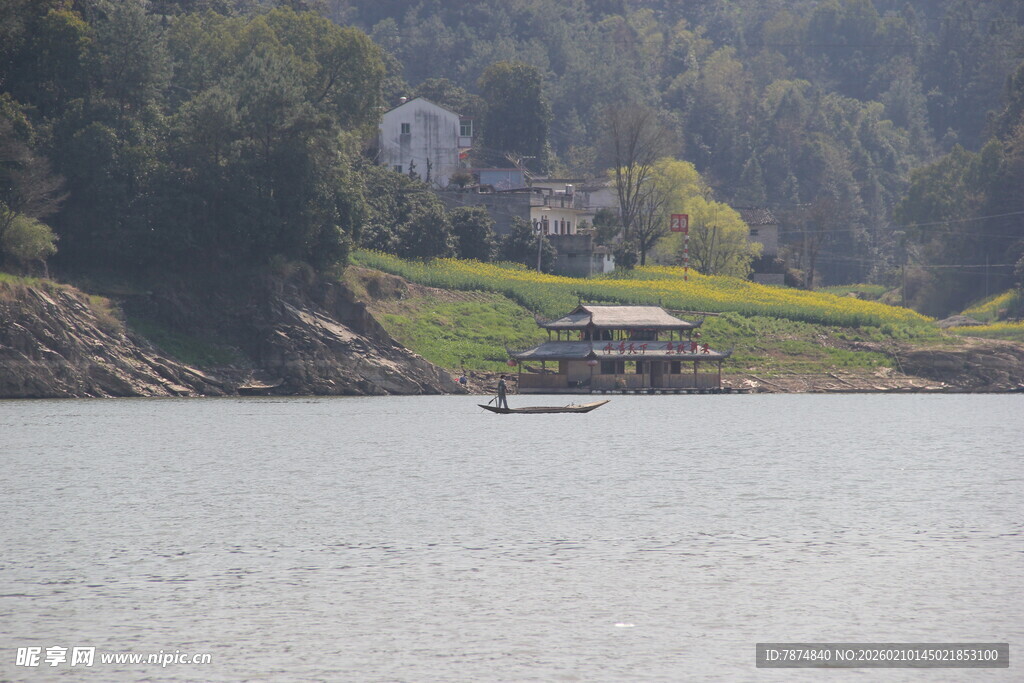 湖畔小屋 静谧山水风光