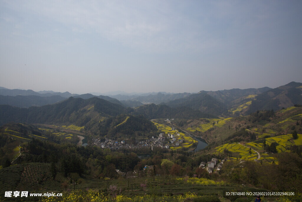 山间春色美景如画
