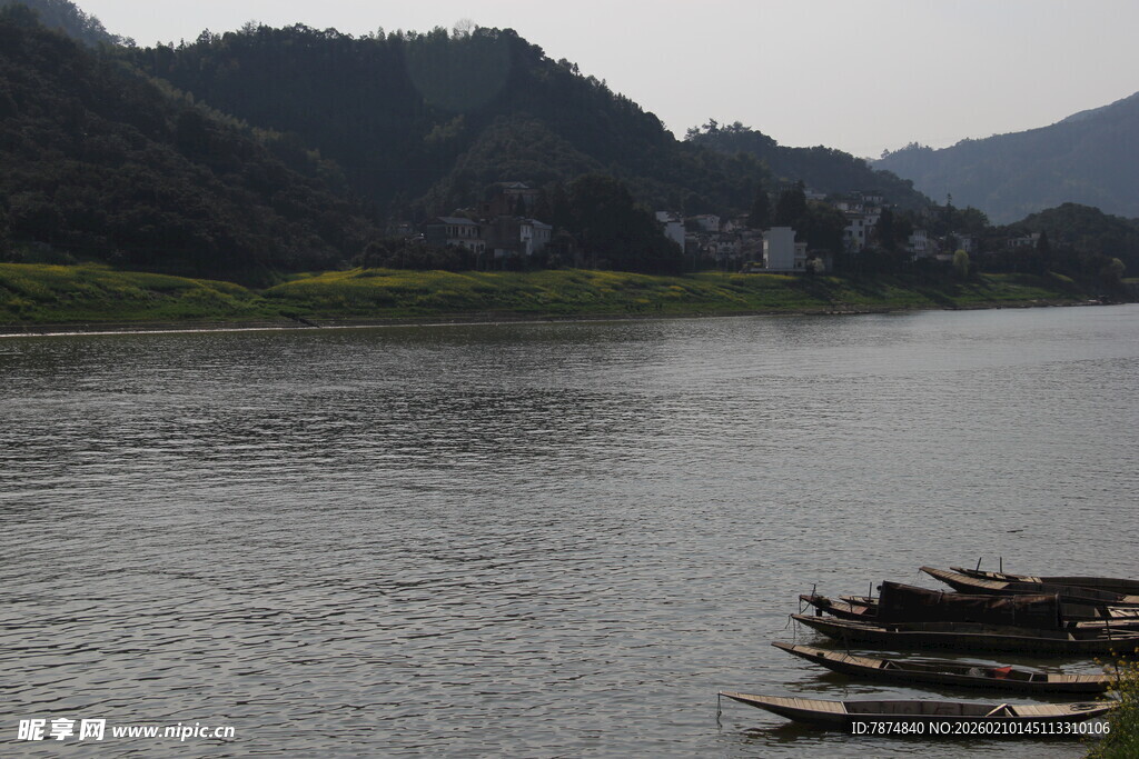 江边木筏静立山水间