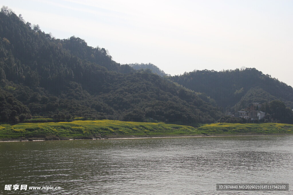 江边青山绿水美景