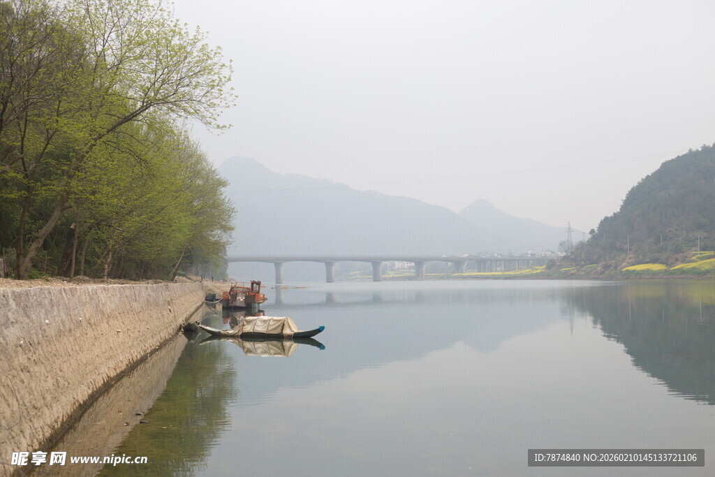 河畔小船 静谧山水风光