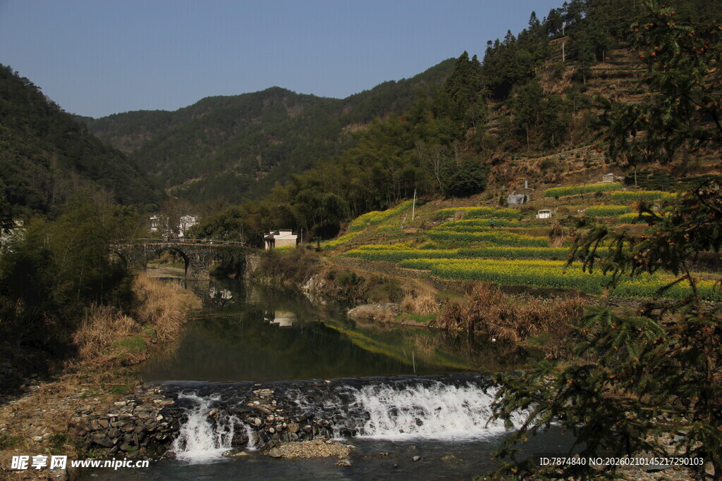 山间溪流与梯田美景