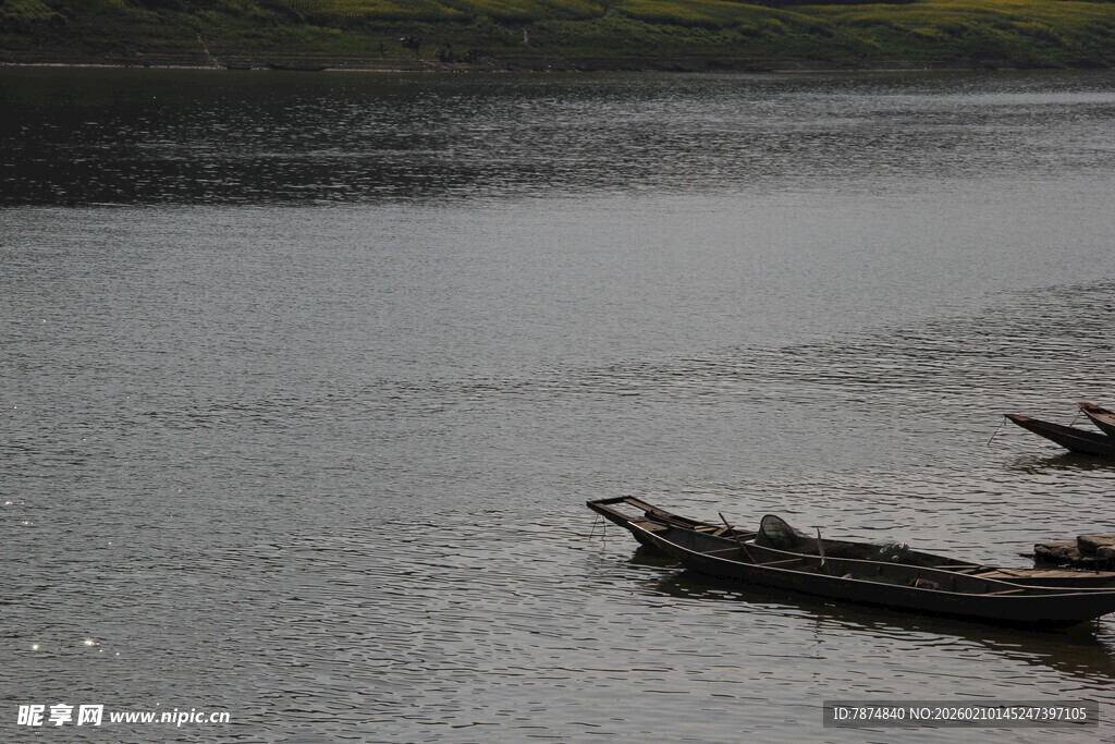 宁静湖面的古朴小船