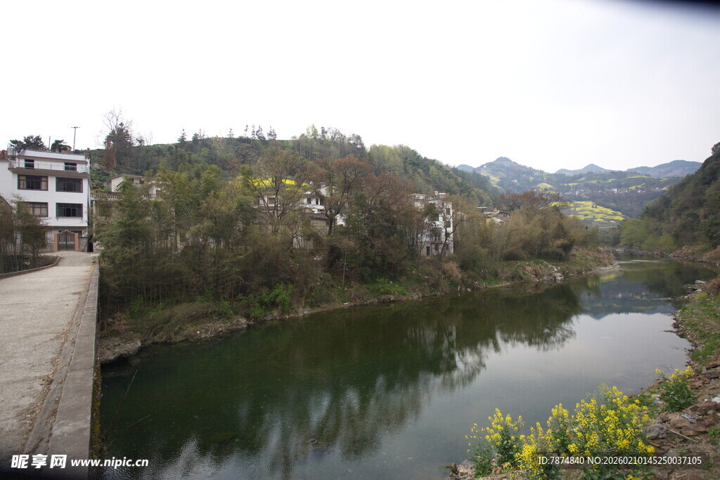 乡村河畔美景