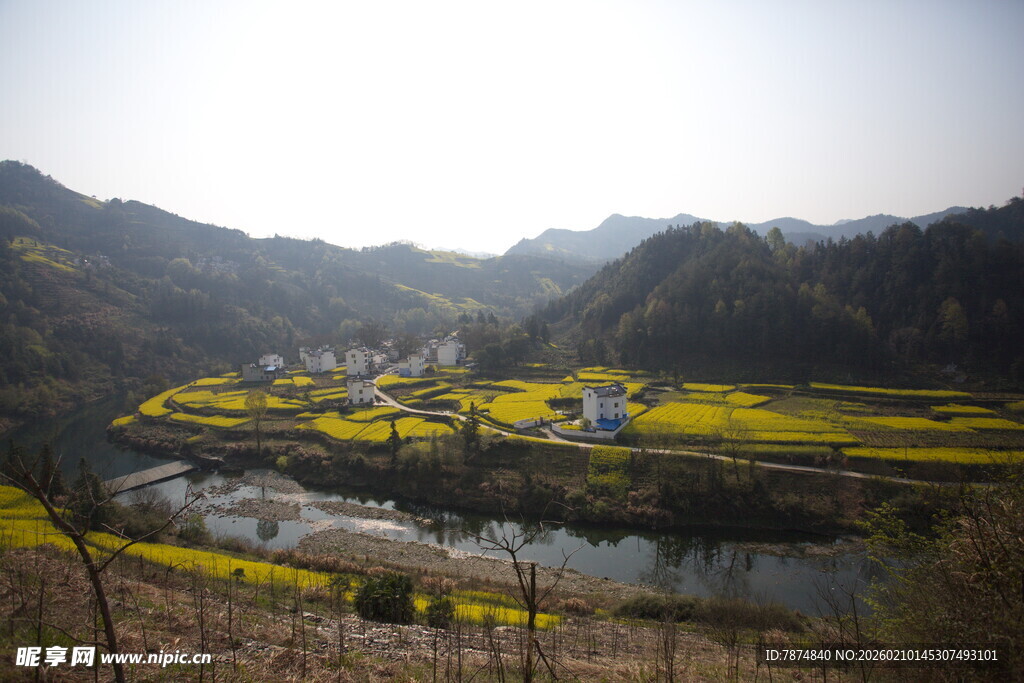 山间河畔的美丽田园风光