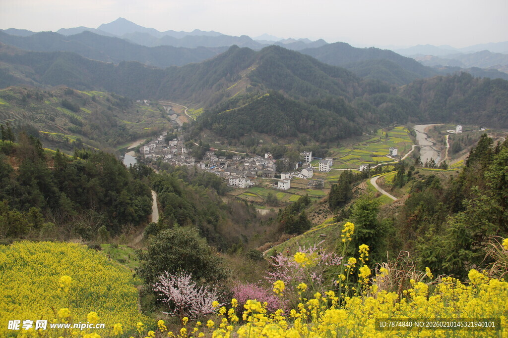 山间村落春色如画