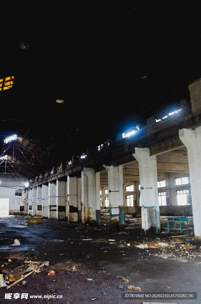 夜晚空旷的老旧停车区域