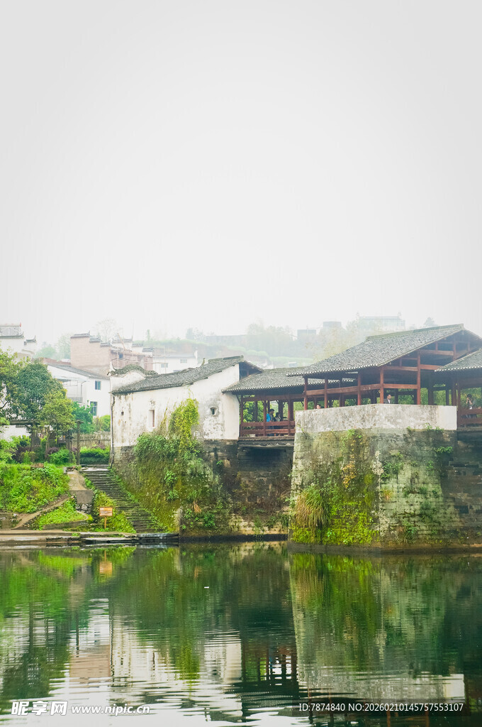 江南水乡古桥倒影美景