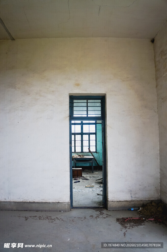 废弃房间中的破旧门窗