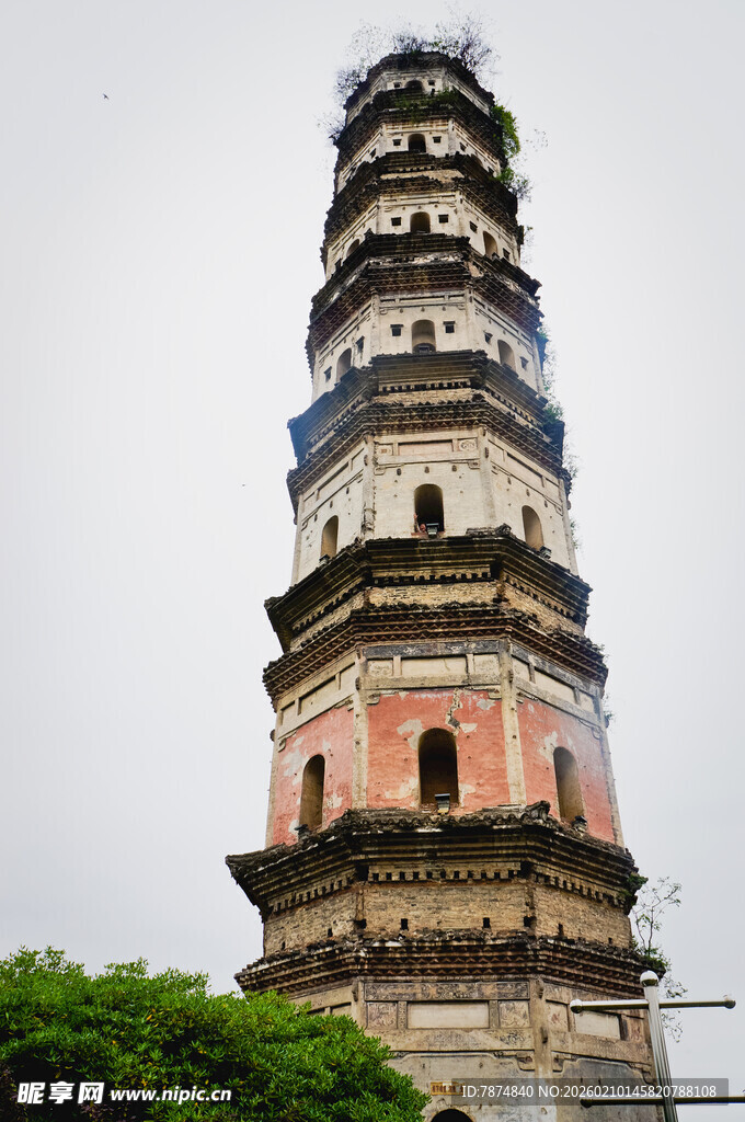 古老多层宝塔建筑景观
