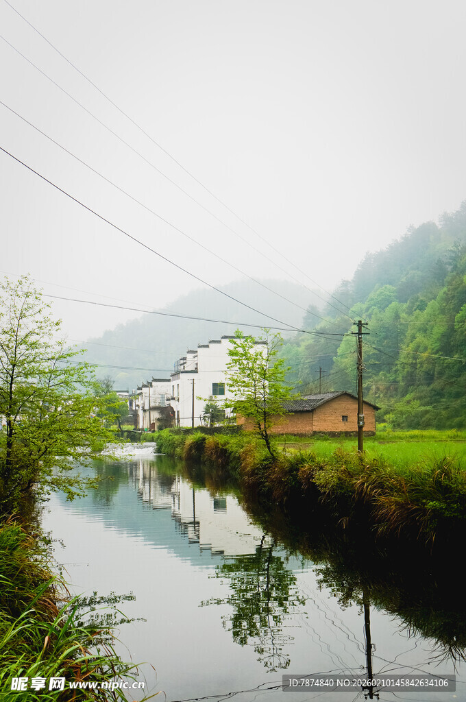 烟雨乡村小河畔美景