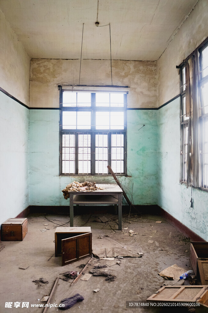 废弃房间内的破败景象