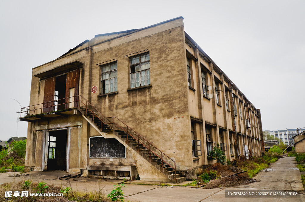 废弃旧楼尽显沧桑