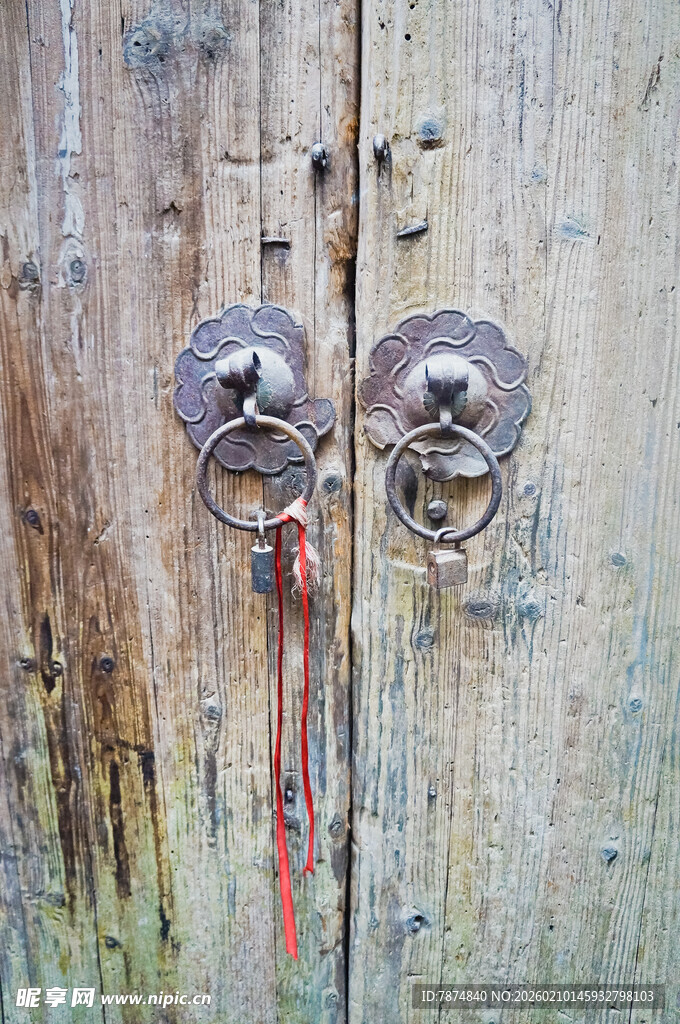 古朴木门上的双铜门环
