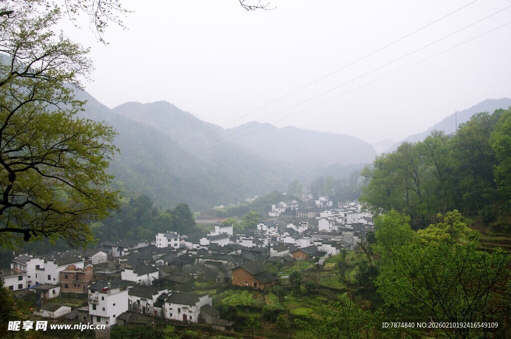 婺源雾中静谧山村美景