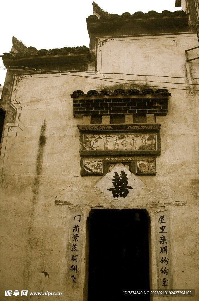 婺源古旧中式建筑门洞特写