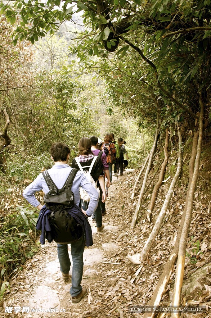 婺源山林间的徒步旅行者