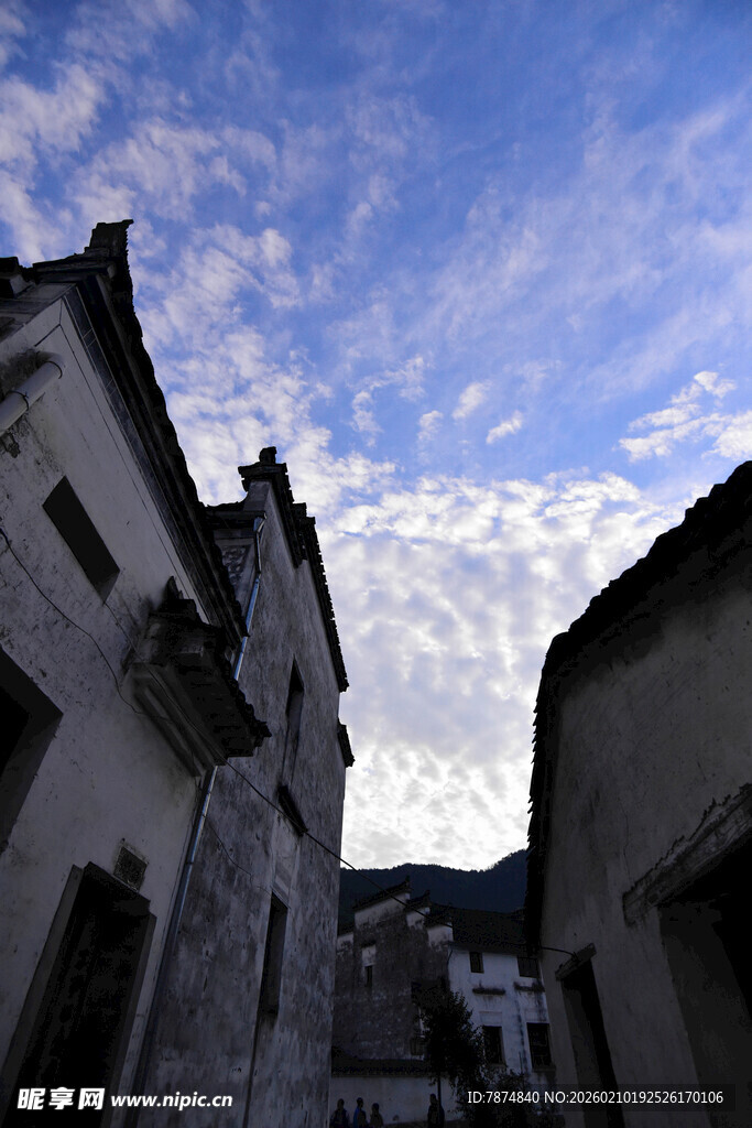 婺源古巷上空的蓝天白云