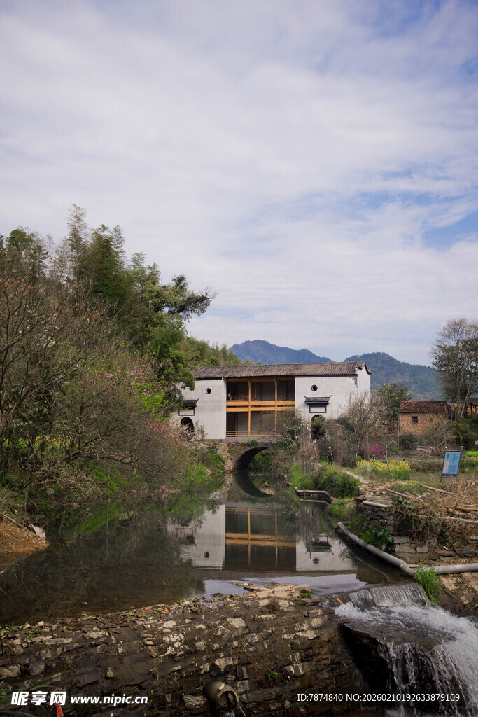 婺源乡村溪边古朴建筑风景