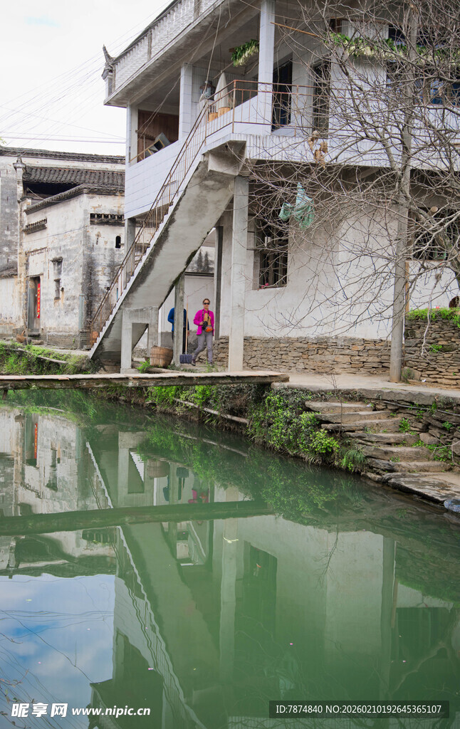 婺源水乡古宅旁的清幽小河