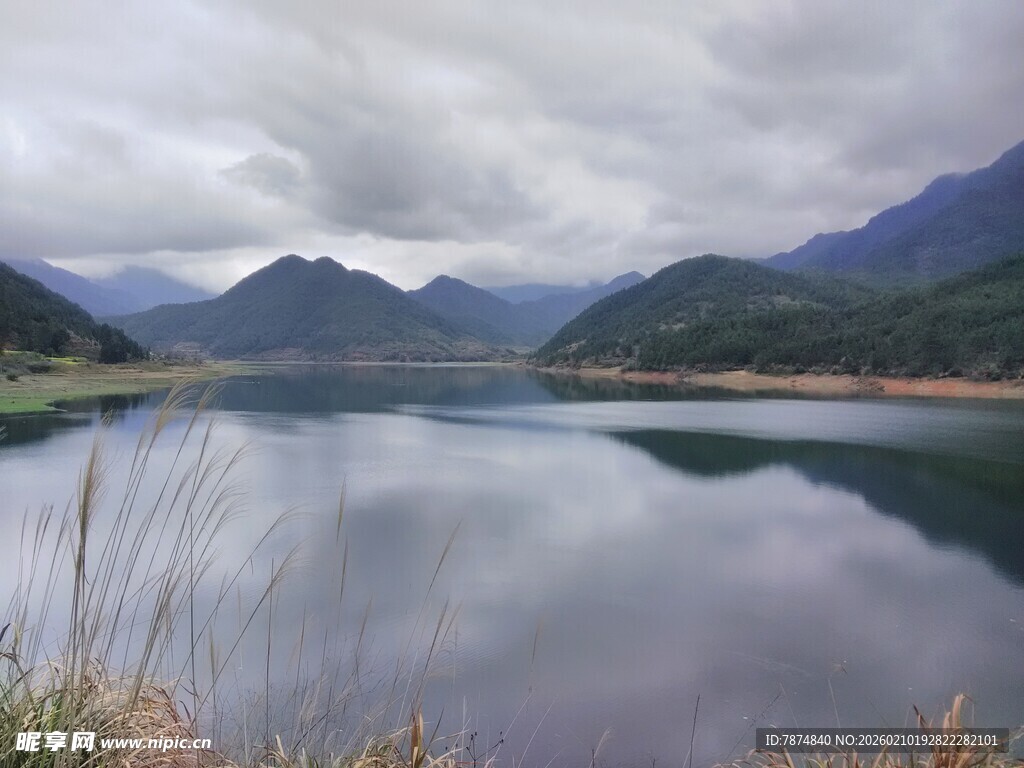 婺源宁静山水湖景风光如画