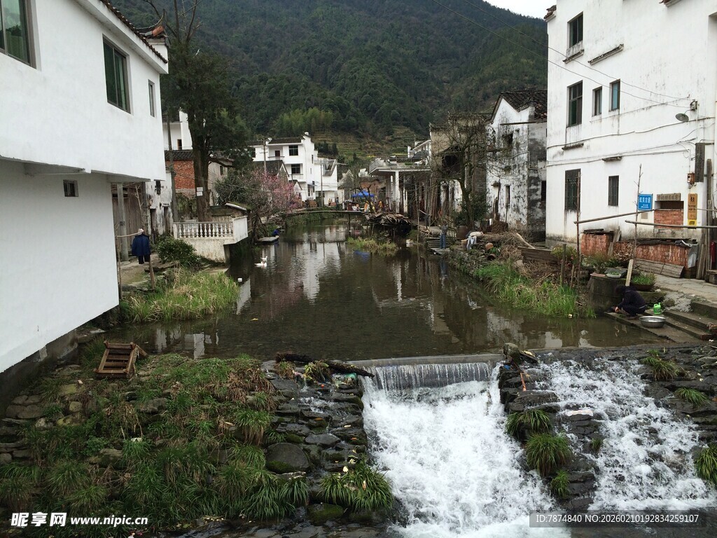 婺源溪边白墙村落美景