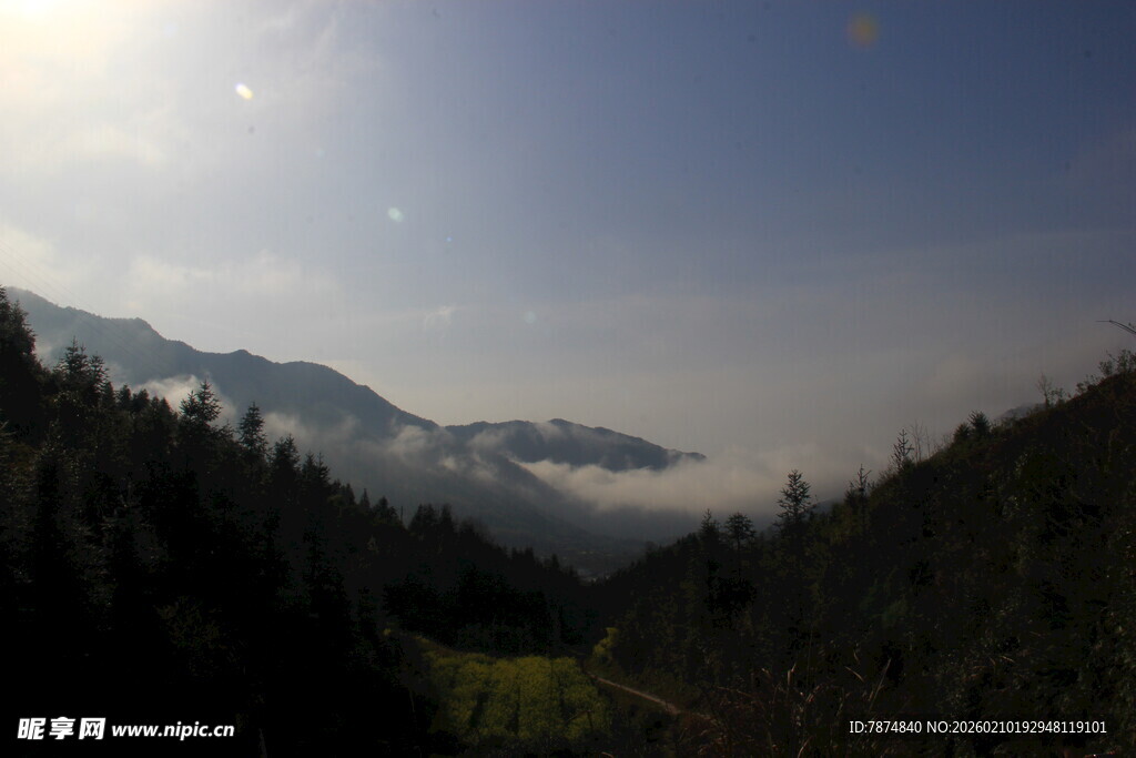 婺源山间云雾缭绕的壮美景色