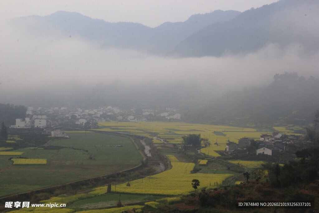 婺源山间雾绕田园美景
