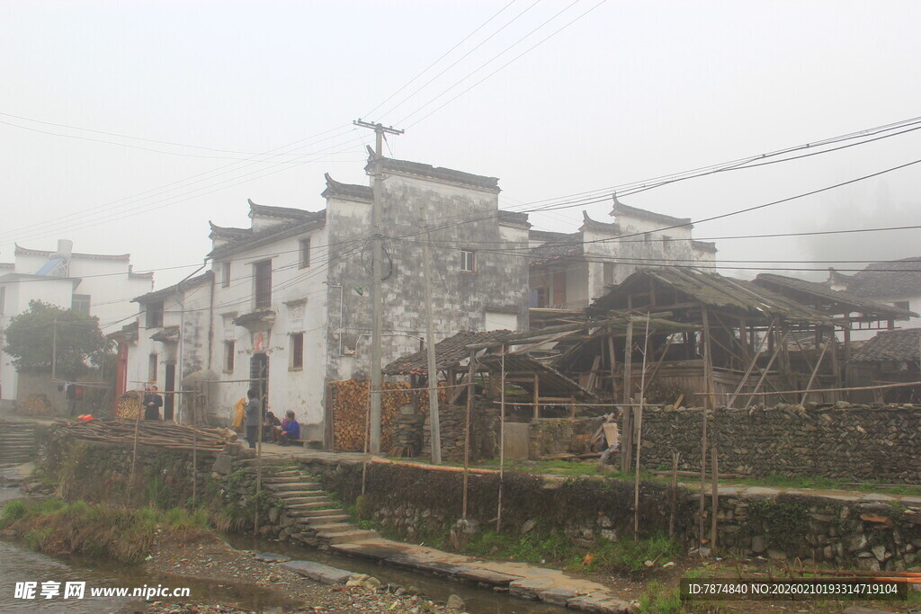 婺源烟雨朦胧中的古朴村落