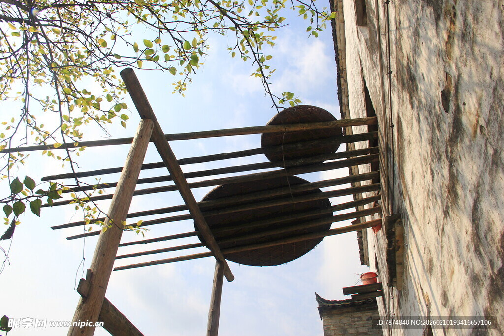 婺源传统晾晒架上的圆形器物