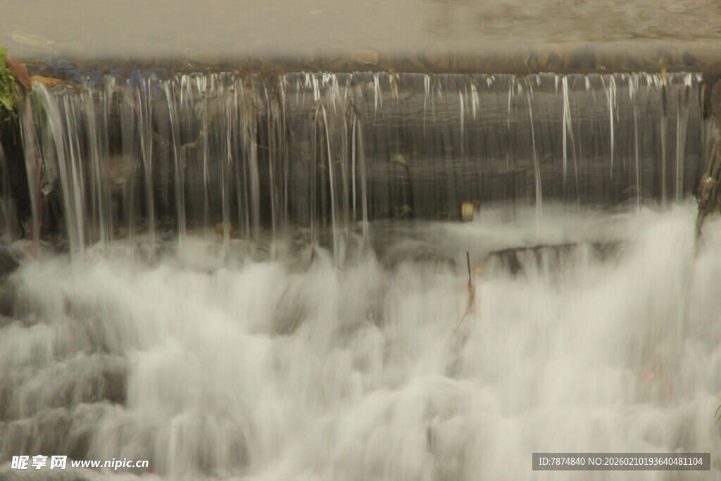 婺源小瀑布水流倾泻而下
