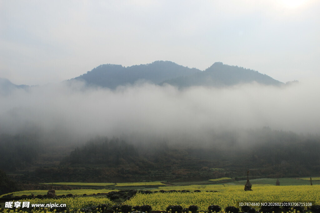 婺源山间云雾缭绕的田园美景