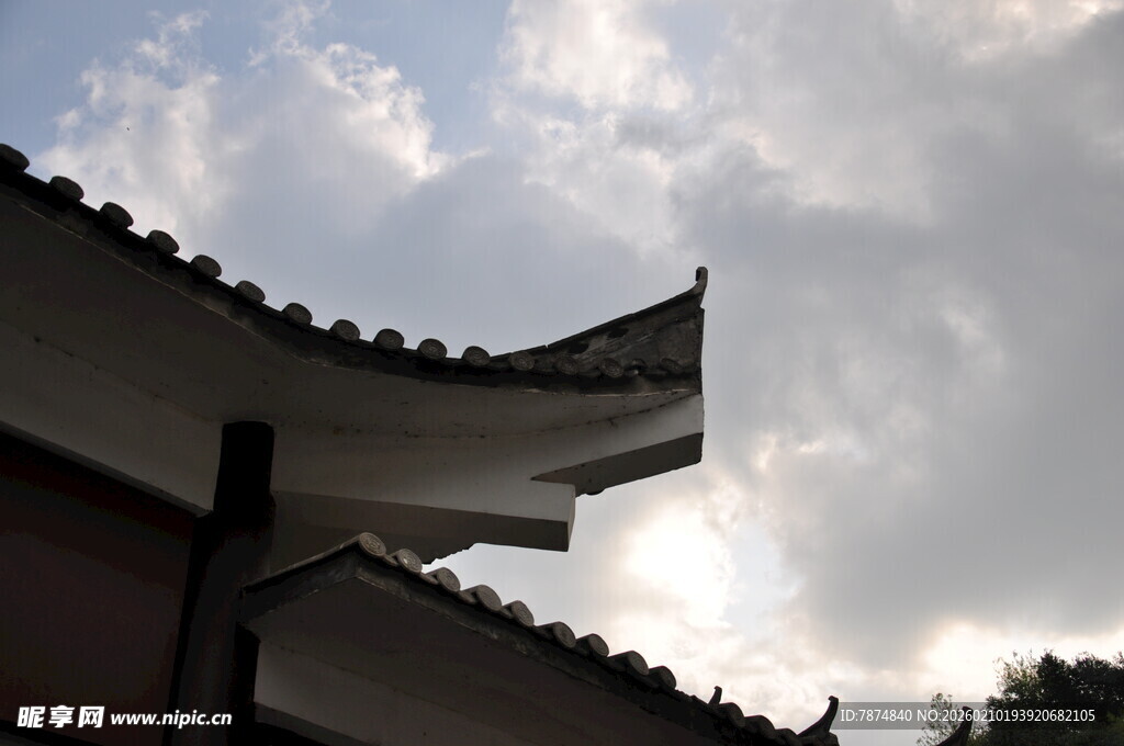婺源中式屋檐 天际云影相伴