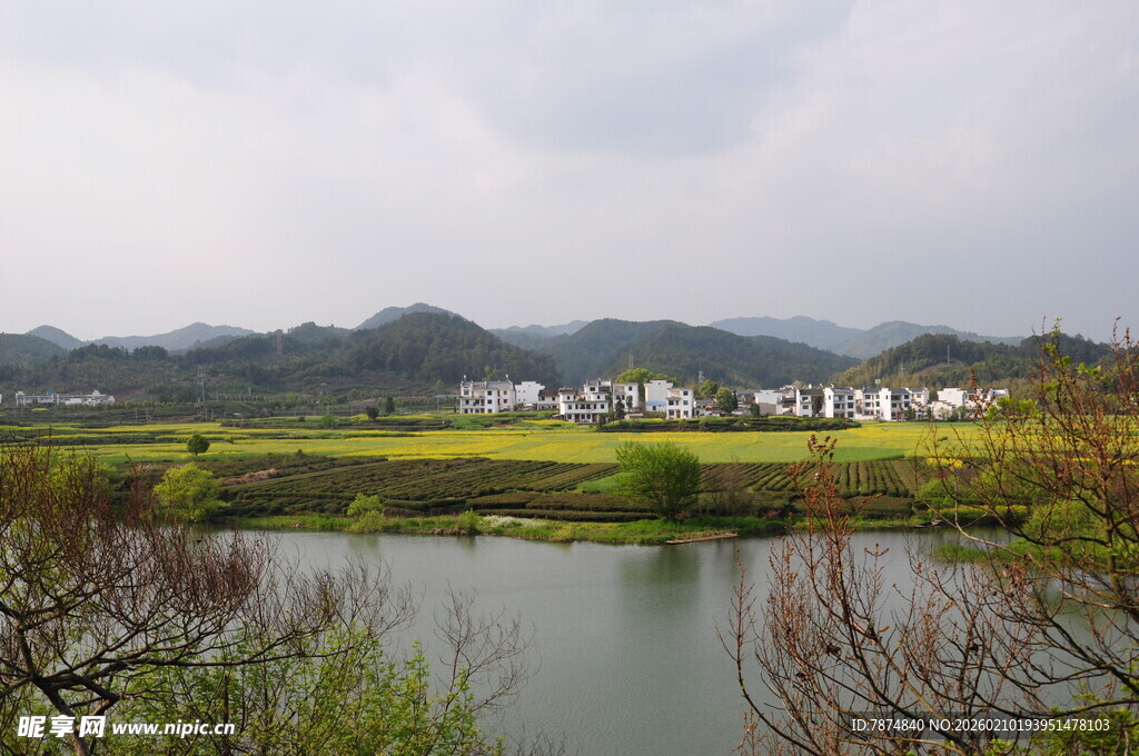 婺源湖畔乡村风光 宁静美好