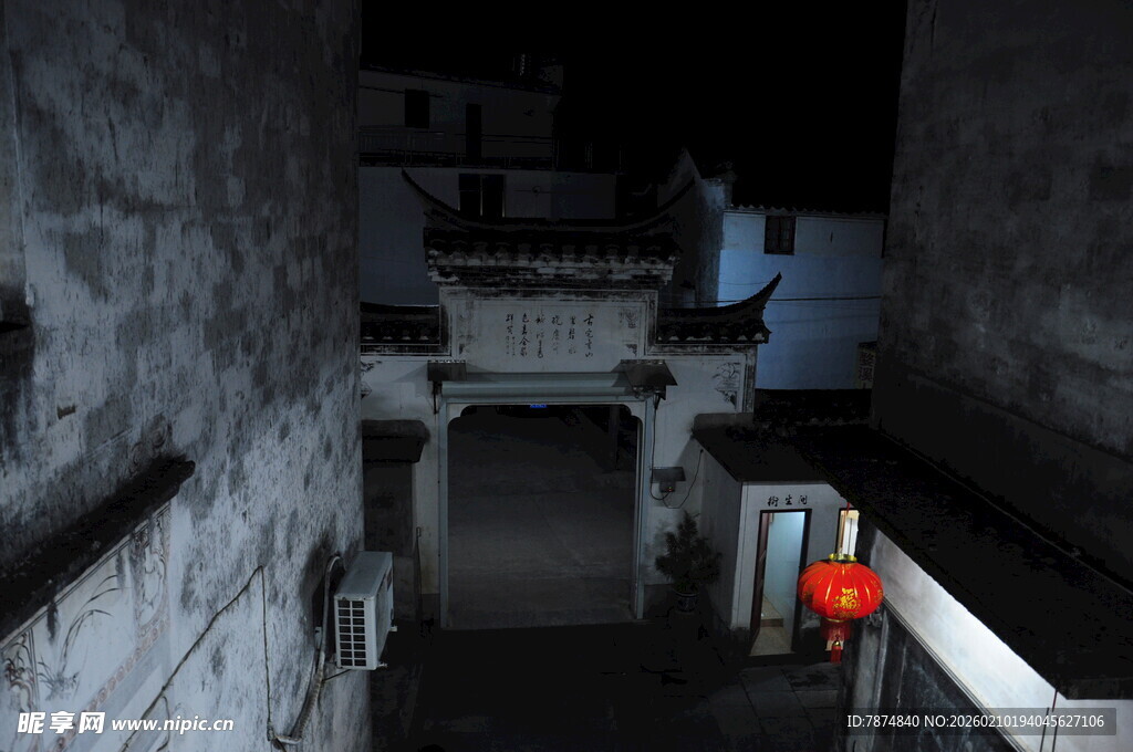 婺源古巷夜景 红灯映照古建筑