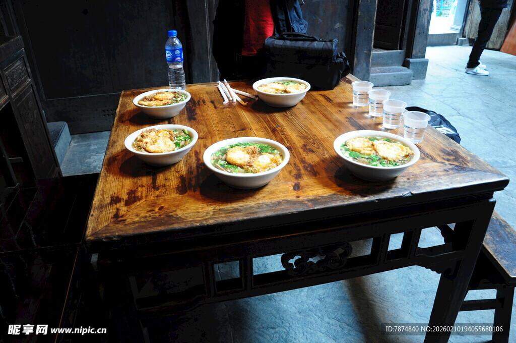 婺源木桌摆着几碗菜肴