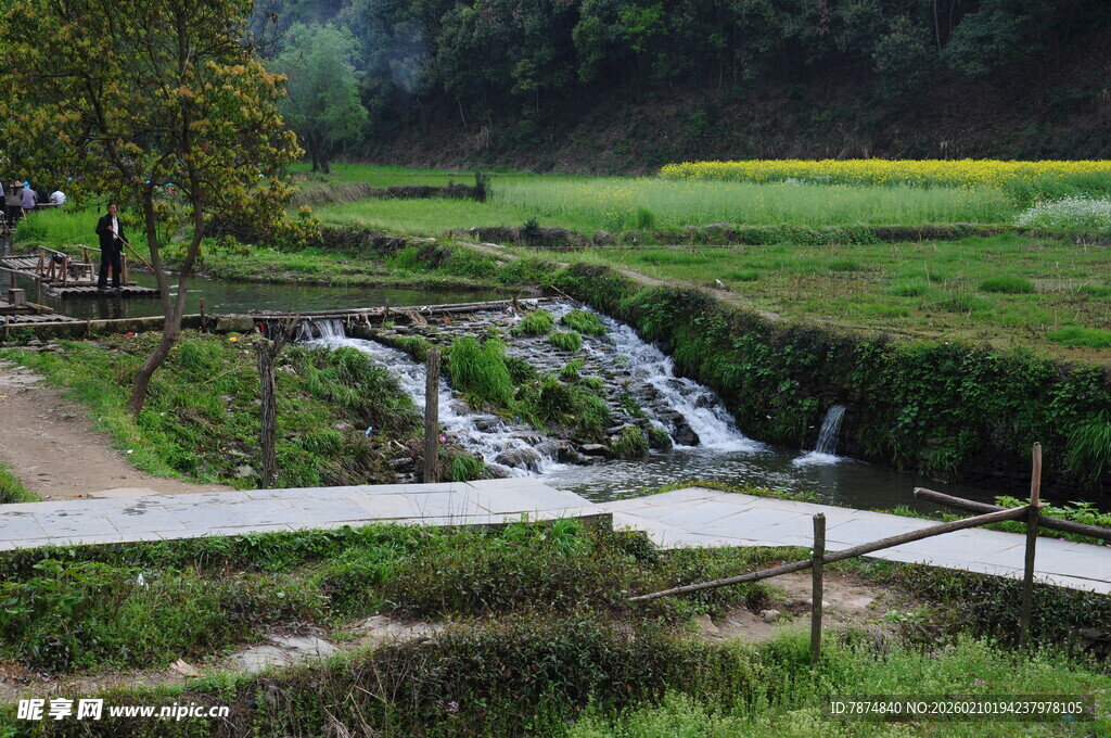 婺源乡村溪边美景