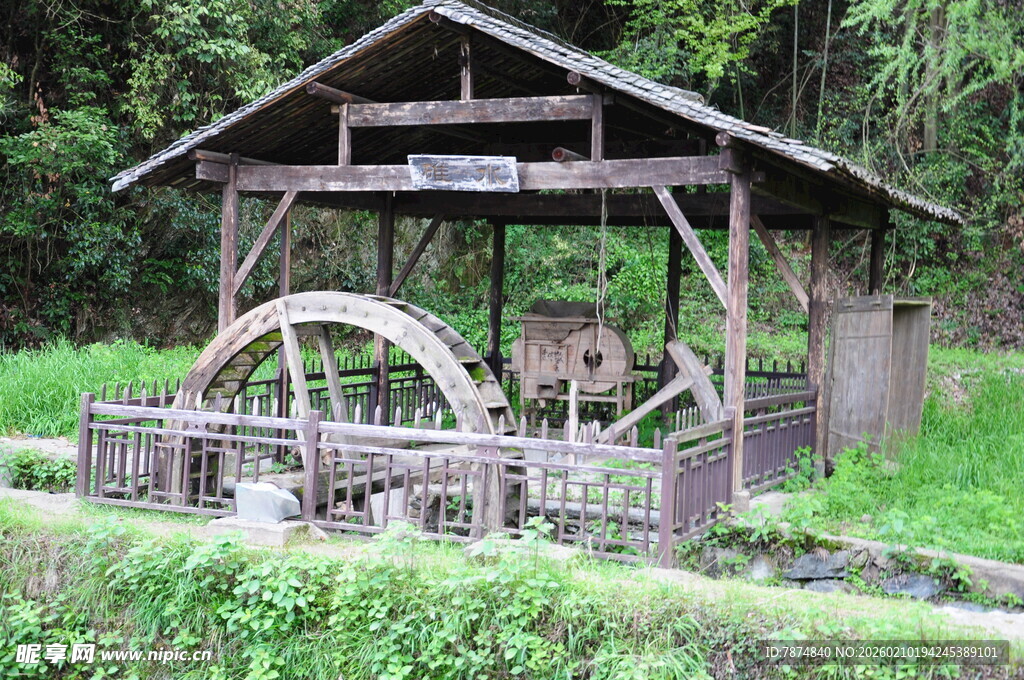 婺源古朴水车亭 田园好风光