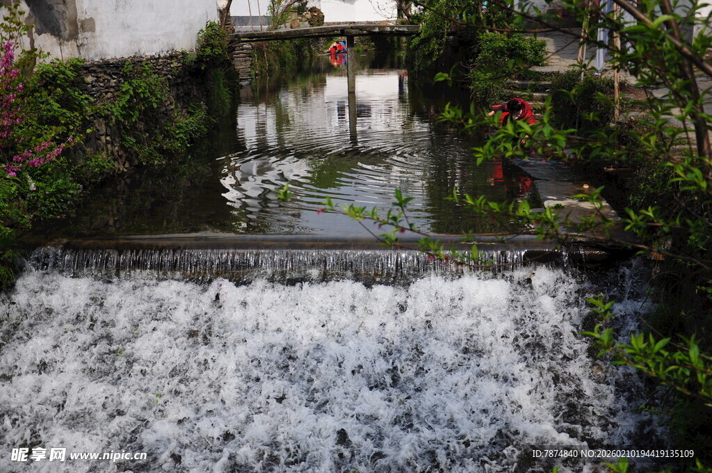婺源山间流水潺潺的美丽景致